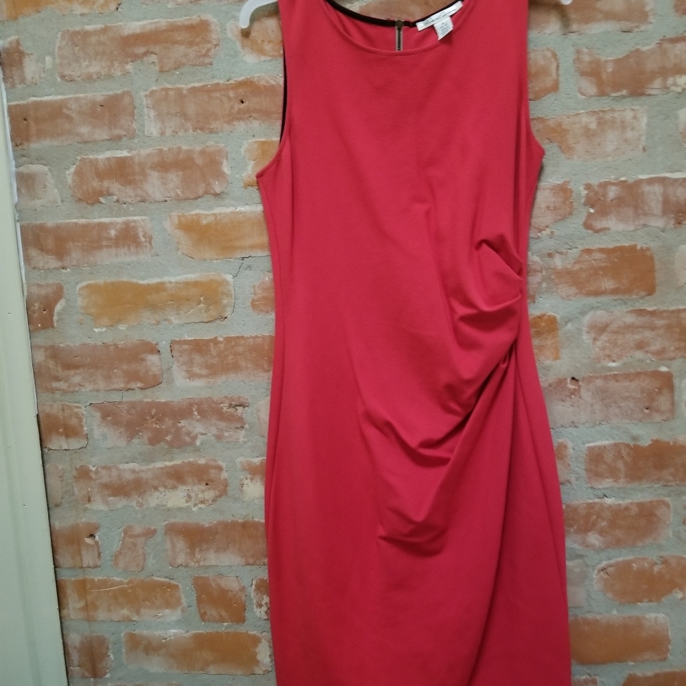 Red cotton fitted dress with zipper back